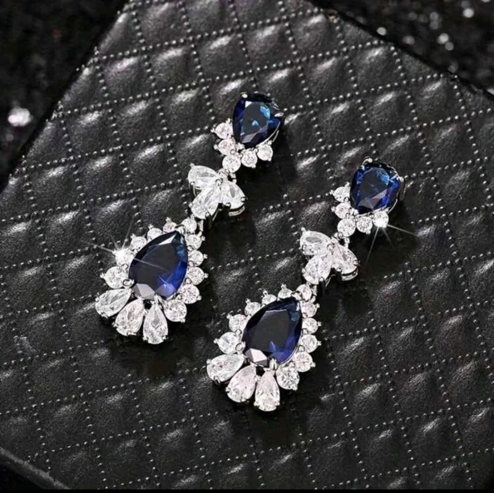 BRAND NEW ** Elegant Blue and Silver Drop Earrings